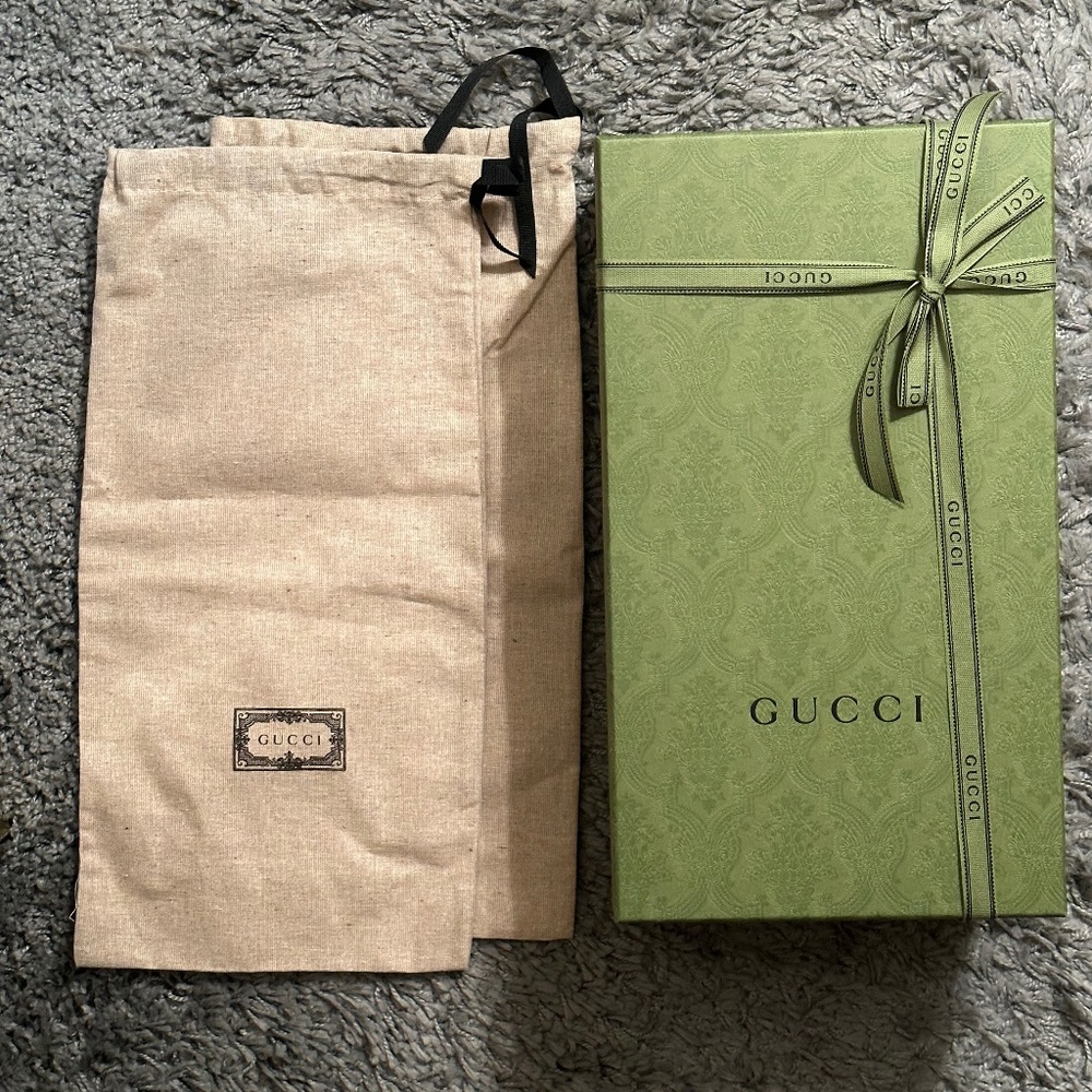 Gucci - 4 authentic items: shoe box, ribbon and 2 shoe bags (all empty)